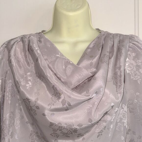 Vintage 80s light silver (or lavender) satin polyester floral print blouse - Picture 2 of 7